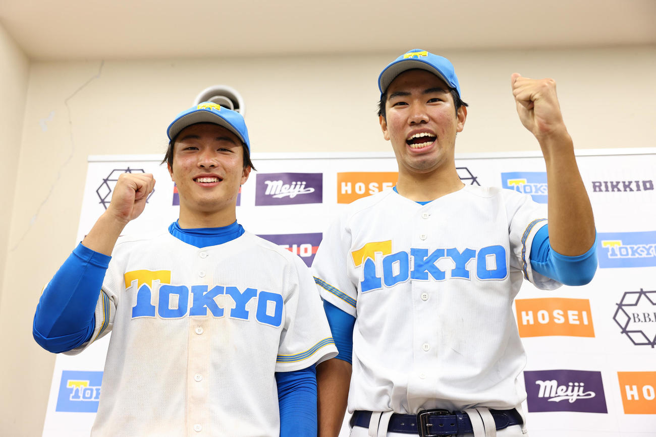 東大対慶大　慶大にコールド勝ちしガッツポーズで写真に納まる東大・平田康二郎（右）と酒井捷（撮影・垰建太）