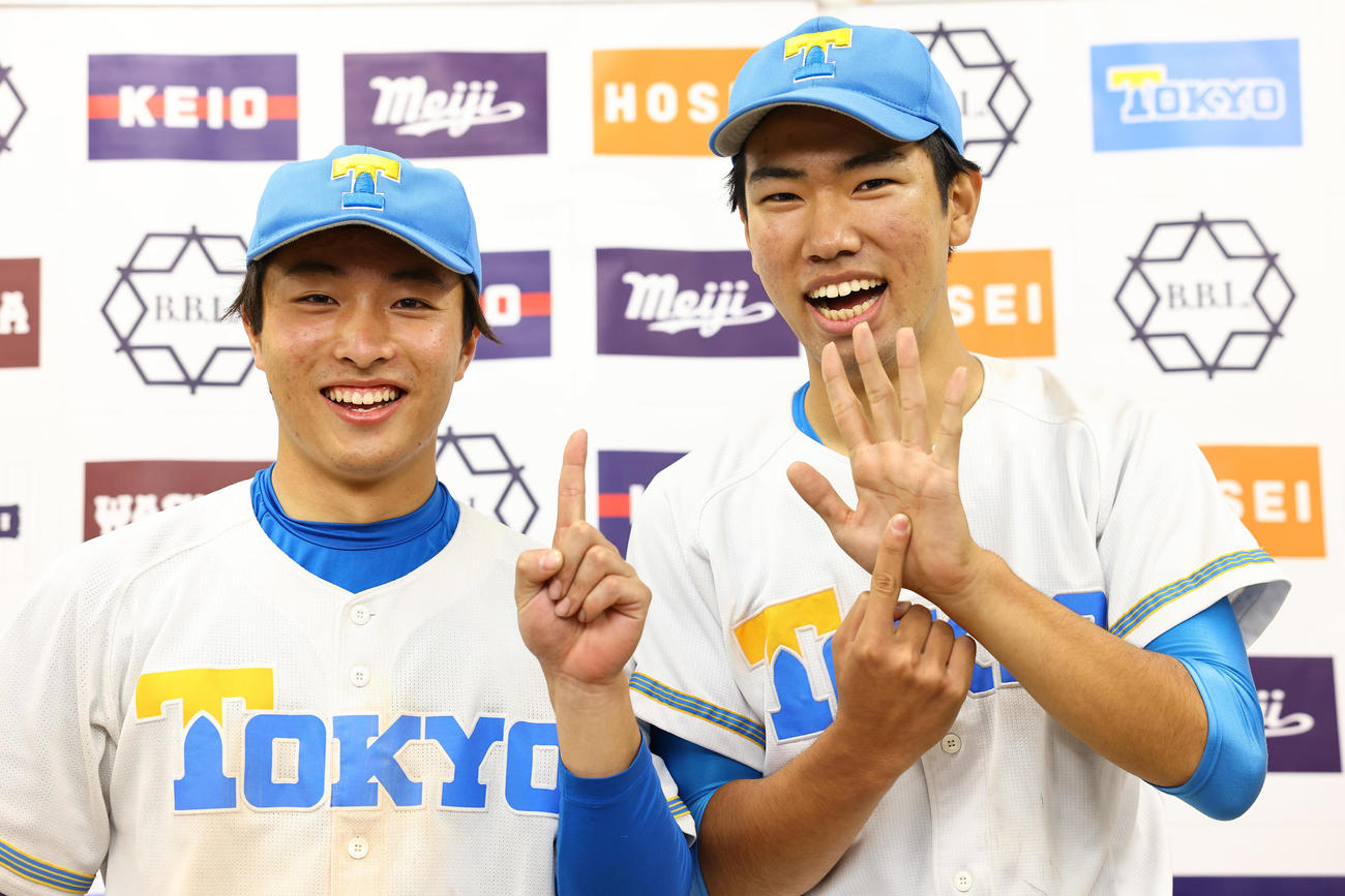 東大対慶大　慶大に16得点でコールド勝ちし写真に納まる東大・平田（右）と酒井捷（撮影・垰建太）