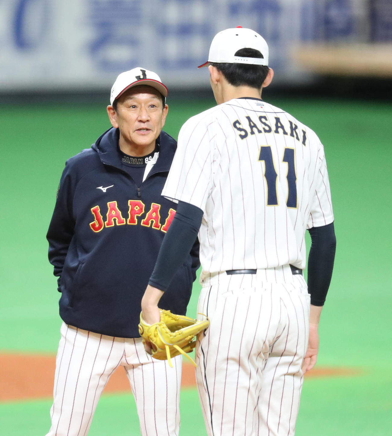 マウンド上で会話する侍ジャパン栗山監督（左後方）と佐々木朗（撮影・佐藤翔太）