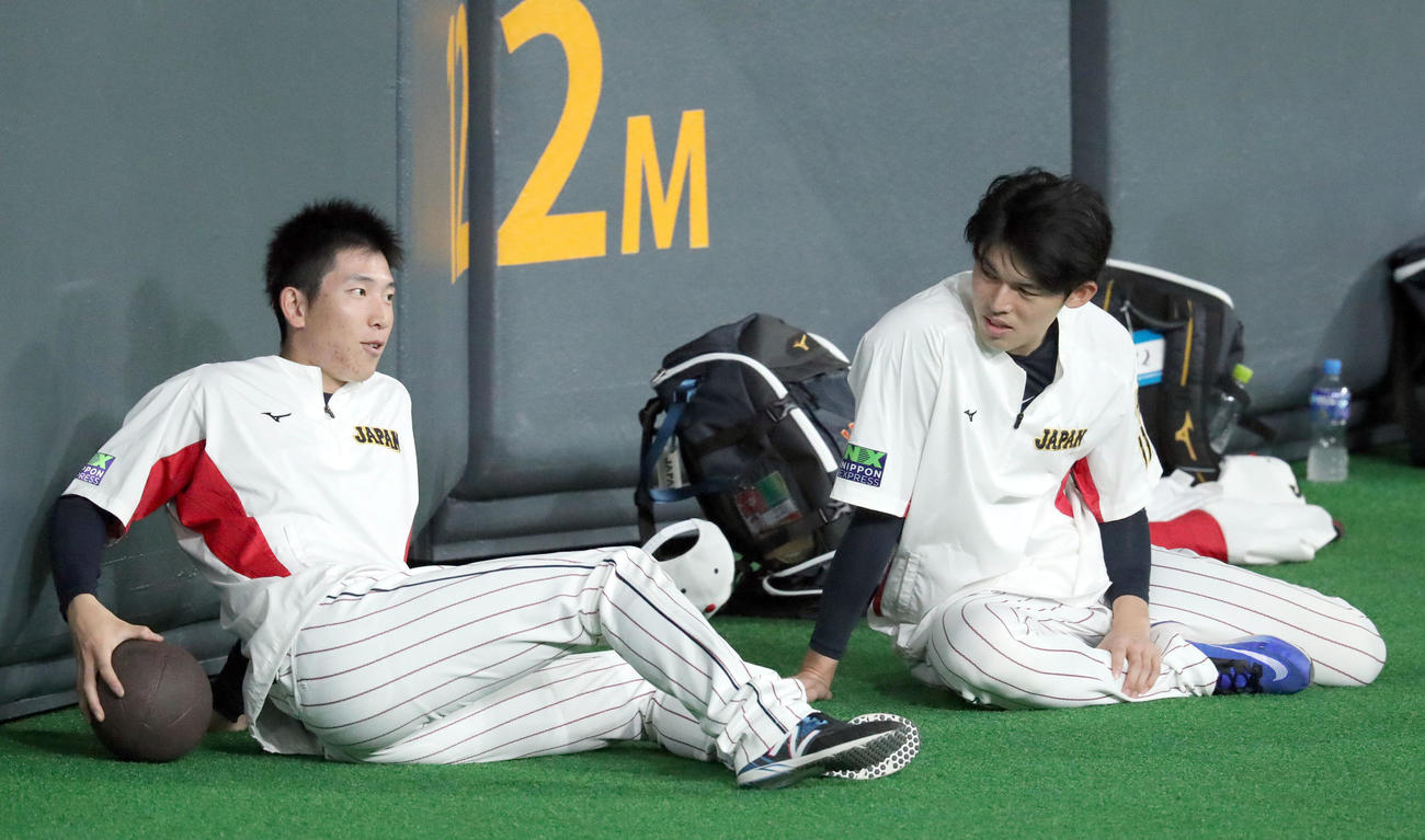 会話をする侍ジャパン戸郷（左）と佐々木朗（撮影・佐藤翔太）