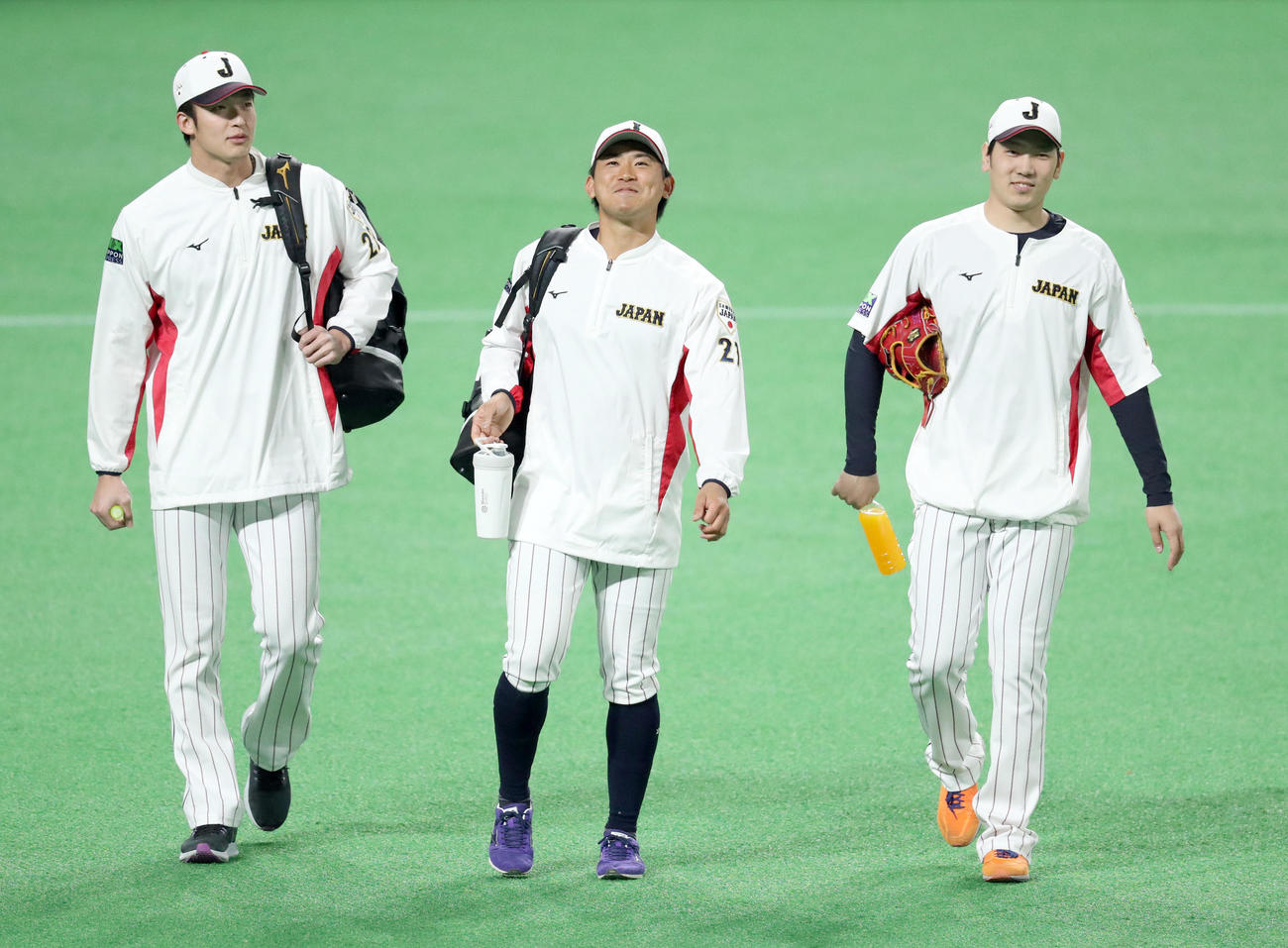 話しながら移動する左から侍ジャパン山崎、今永、石川（撮影・佐藤翔太）