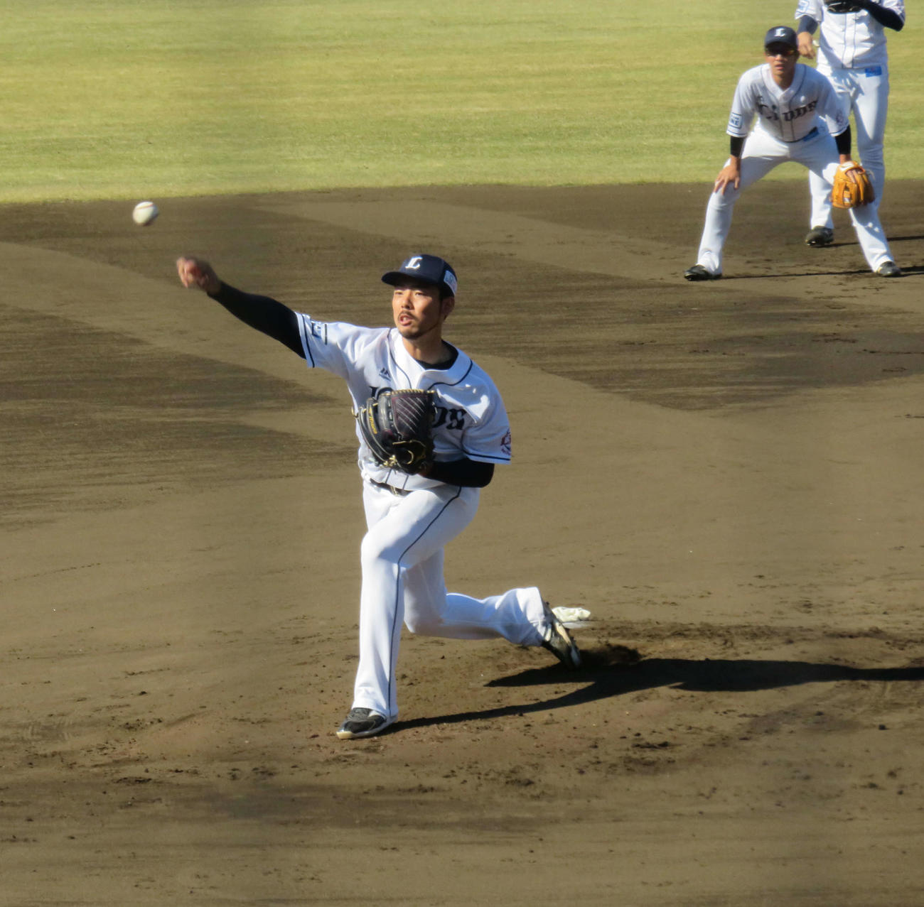 秋季キャンプで投内連係に参加する西武本田