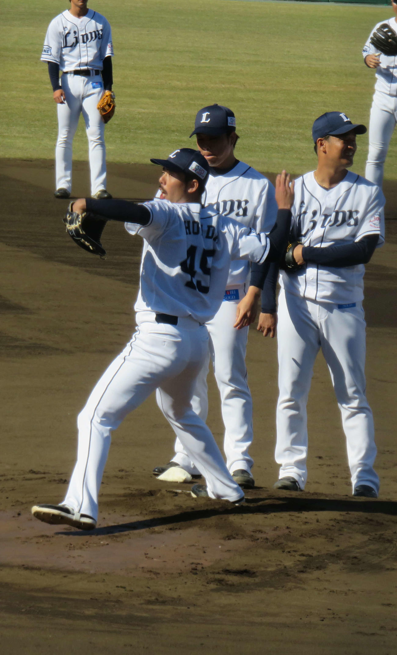 秋季キャンプで投内連係に参加する西武本田