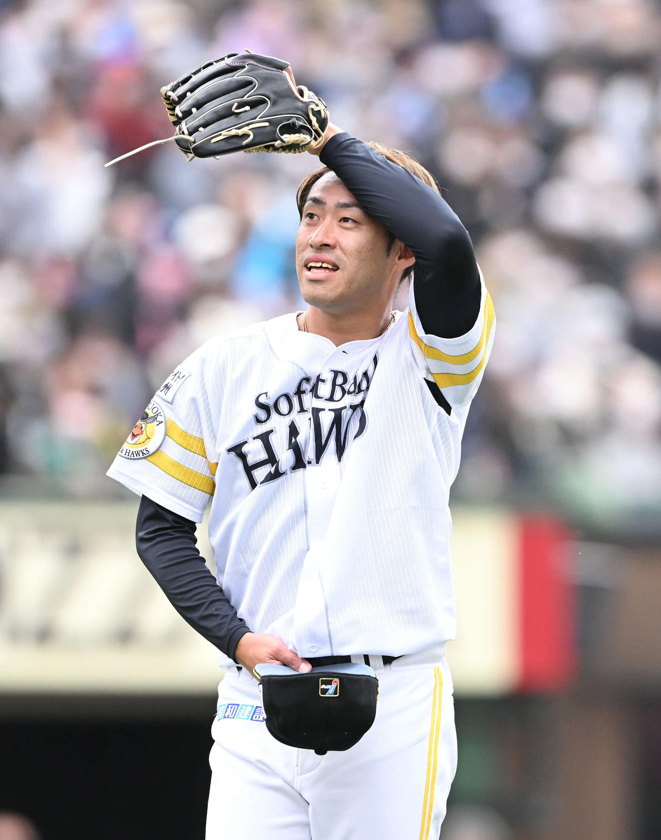 投球を終え引き揚げるソフトバンク秋吉（撮影・滝沢徹郎）