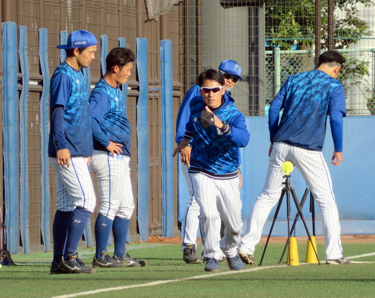 DeNAの選手らに実演も交えながら走塁技術を伝える片岡臨時コーチ（中央）（撮影・鎌田直秀）