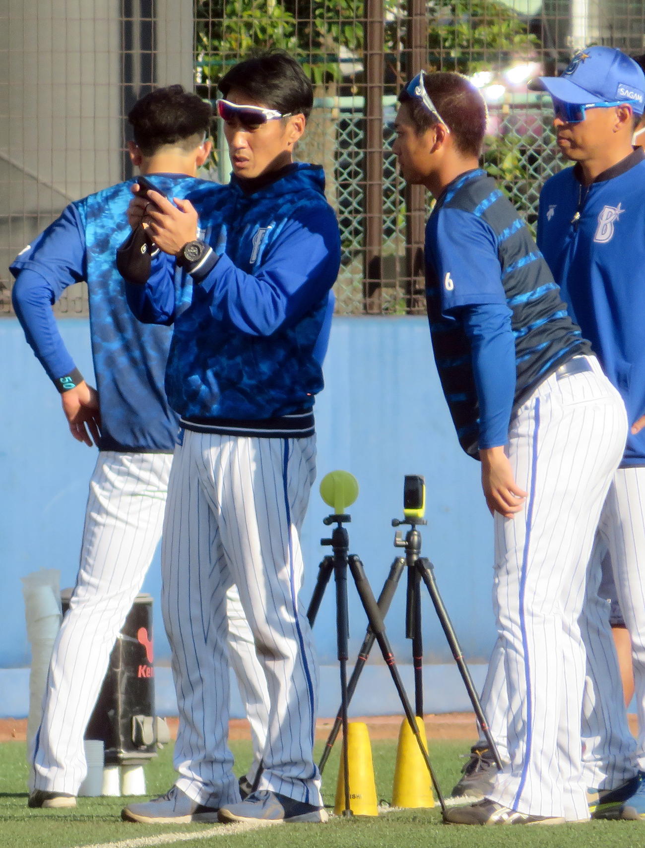 DeNA森（右）と走塁の映像を確認する片岡臨時コーチ（撮影・鎌田直秀）
