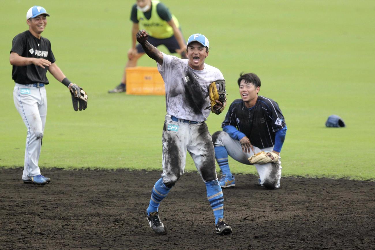 秋季キャンプでノックを受ける西武から加入した日本ハム・山田（手前）（共同）