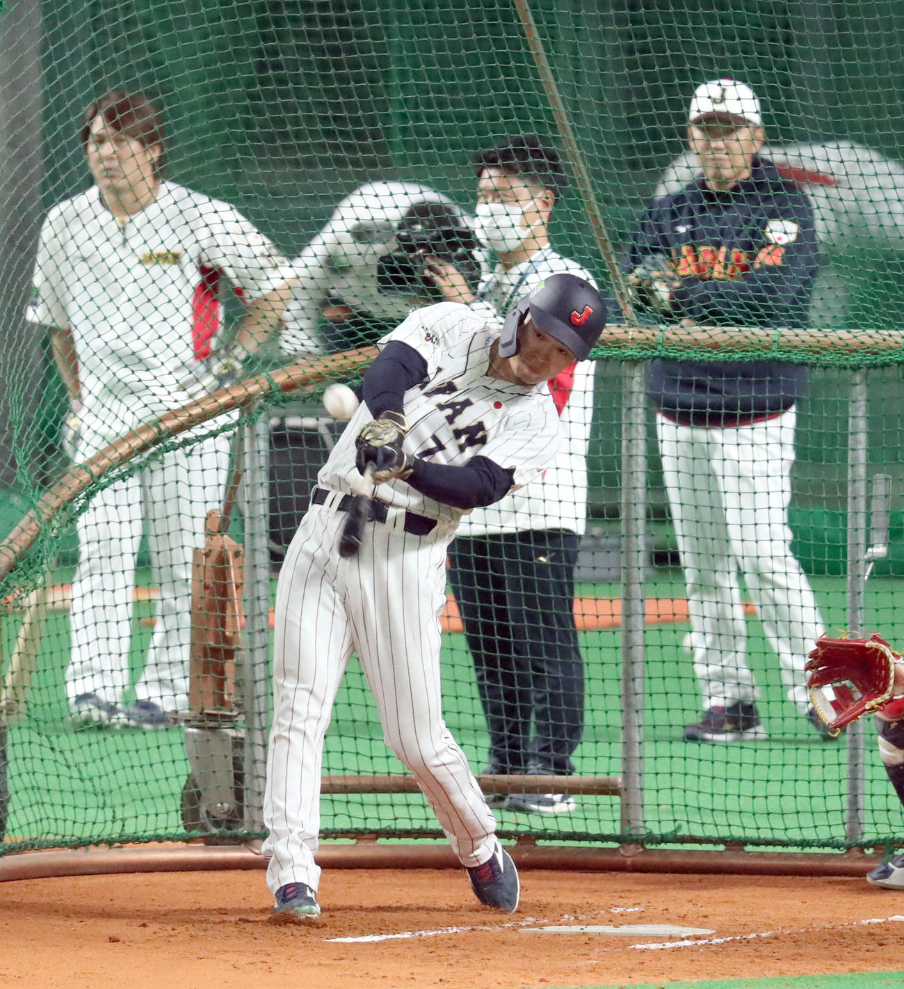 打撃練習をする侍ジャパン佐藤輝（撮影・佐藤翔太）