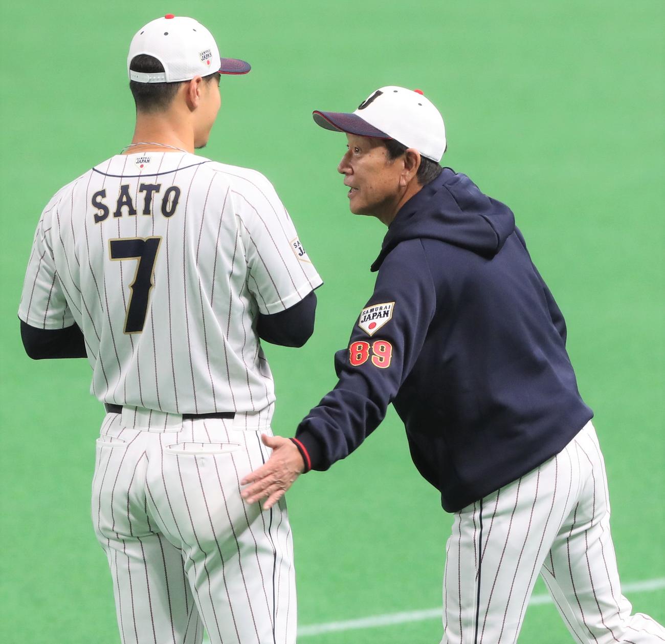 侍ジャパンシリーズ2022　日本対オーストラリア　公式練習　佐藤輝と話す栗山監督（撮影・黒川智章）