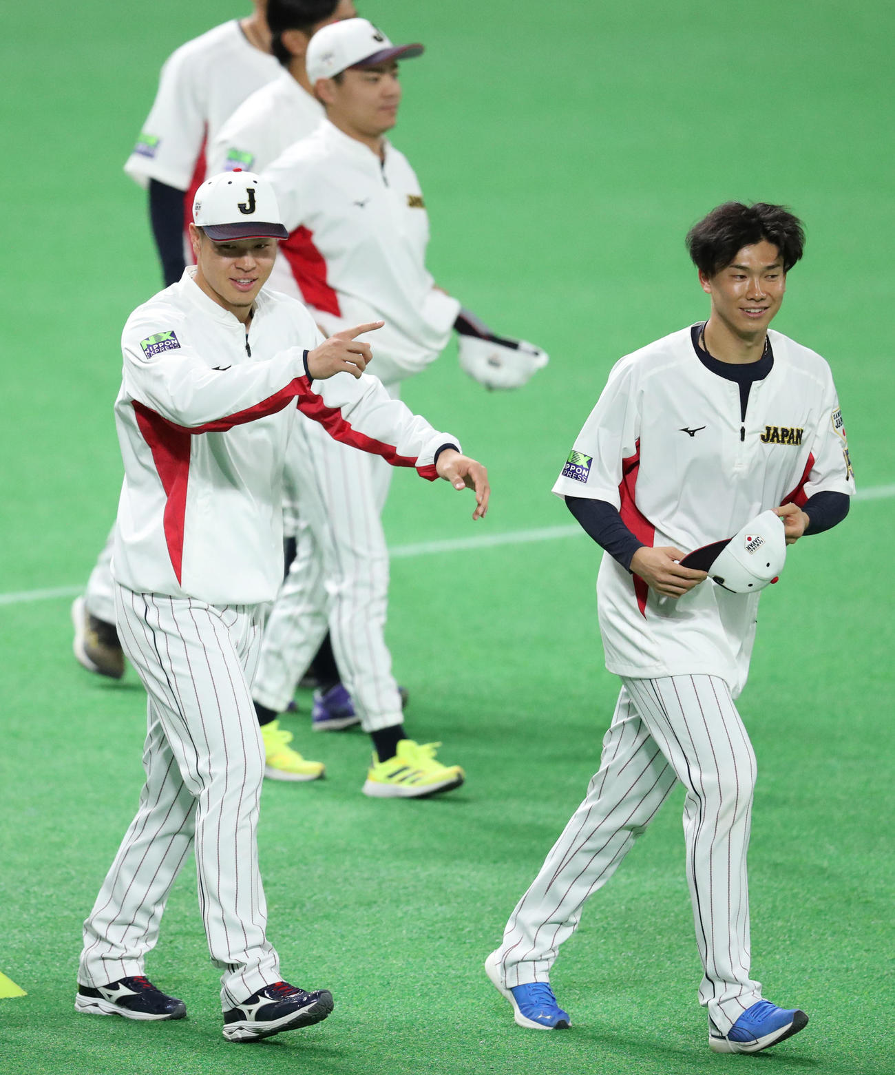 ウオーミングアップをする侍ジャパン佐藤輝（左）と湯浅（撮影・佐藤翔太）