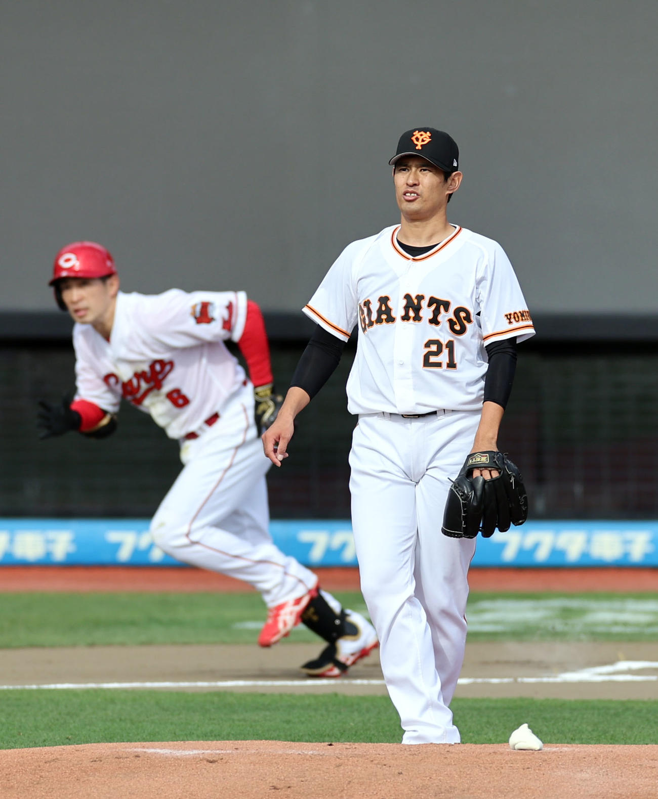 広島安部に中前打を打たれる巨人井納（撮影・狩俣裕三）