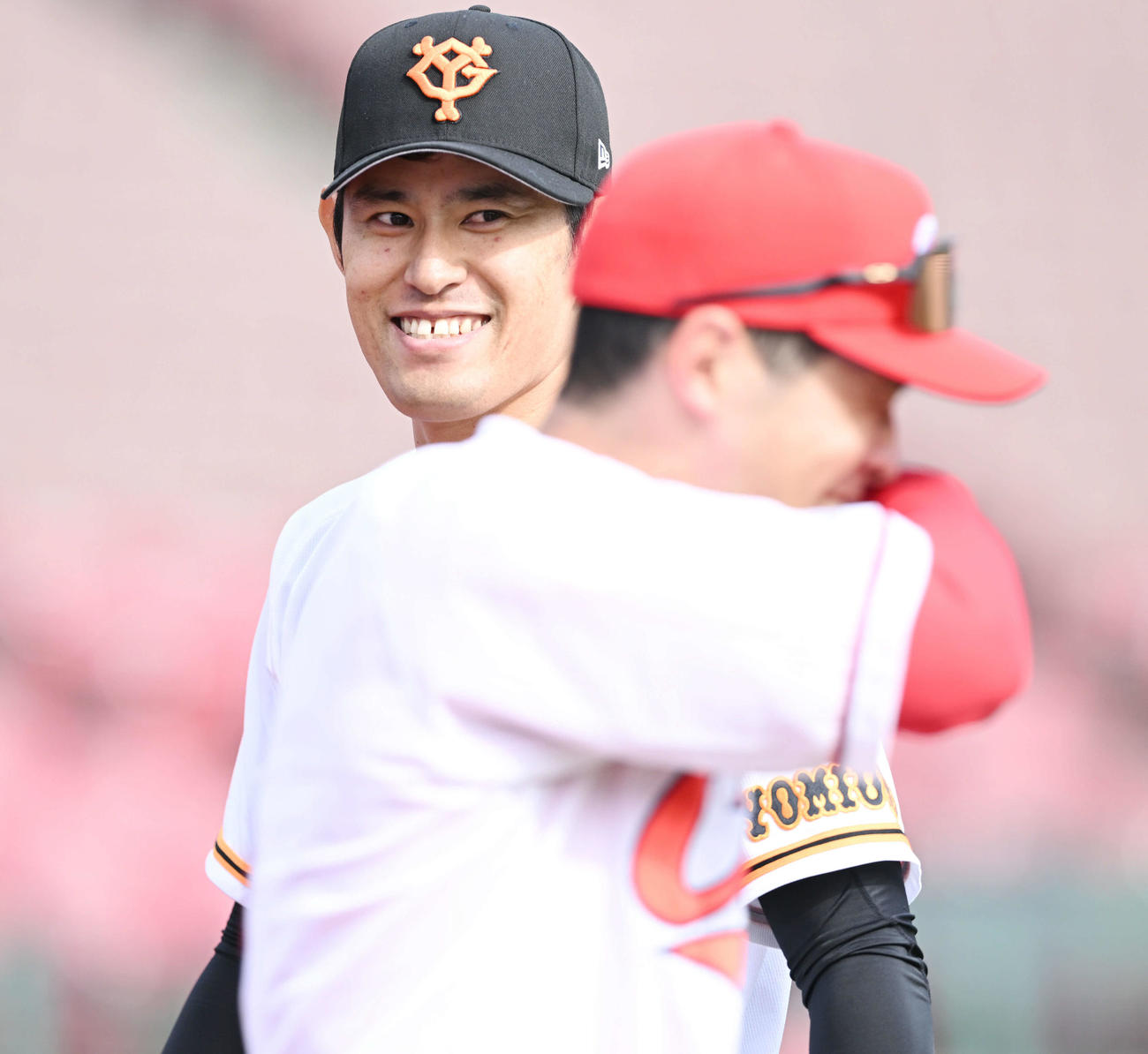 投球を終えた巨人井納（奥）は右前打を浴びた広島安部と言葉を交わす（撮影・滝沢徹郎）