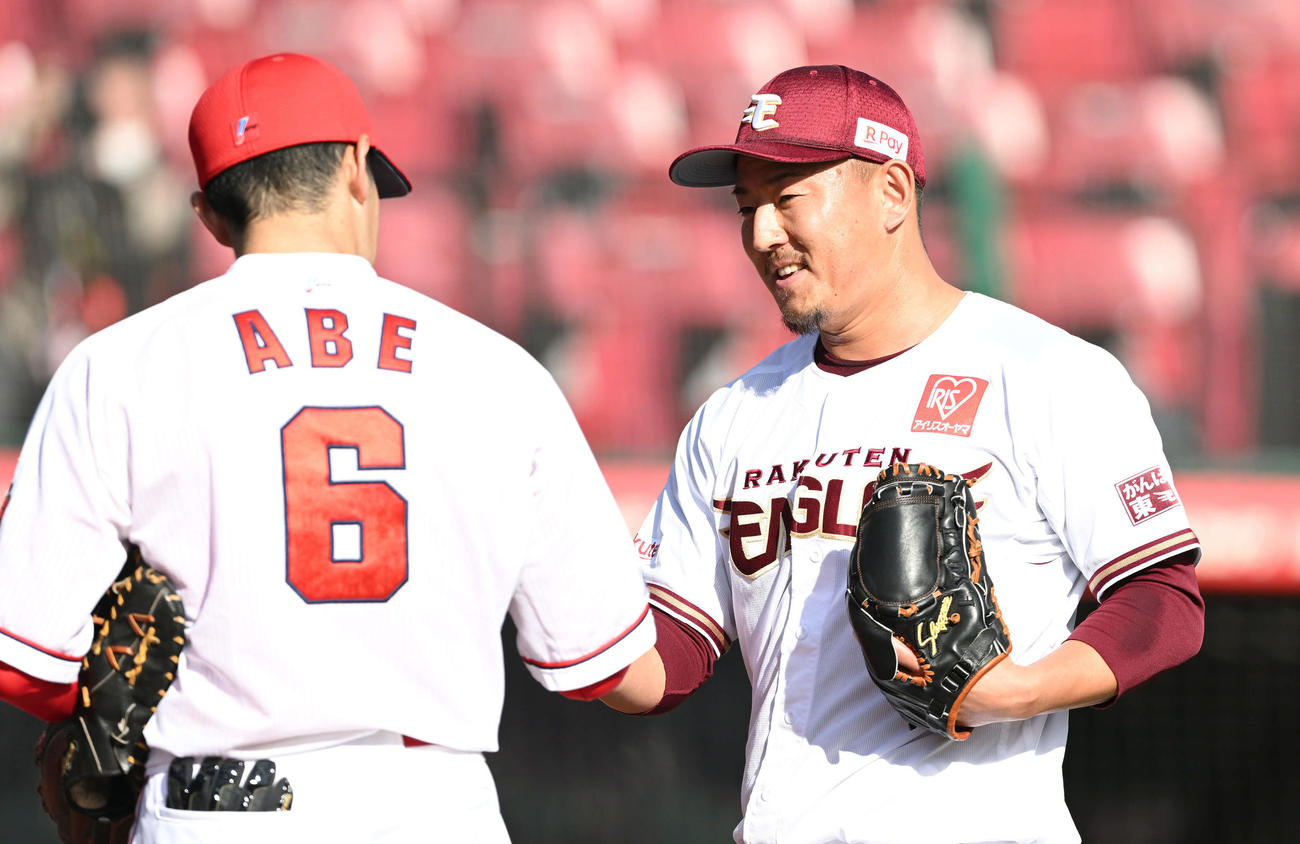 投球を終えた楽天福井（右）は広島安部とタッチを交わす（撮影・滝沢徹郎）