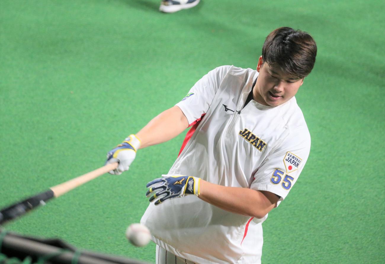 侍ジャパンシリーズ2022　日本対オーストラリア　公式練習　ティー打撃する村上（撮影・黒川智章）