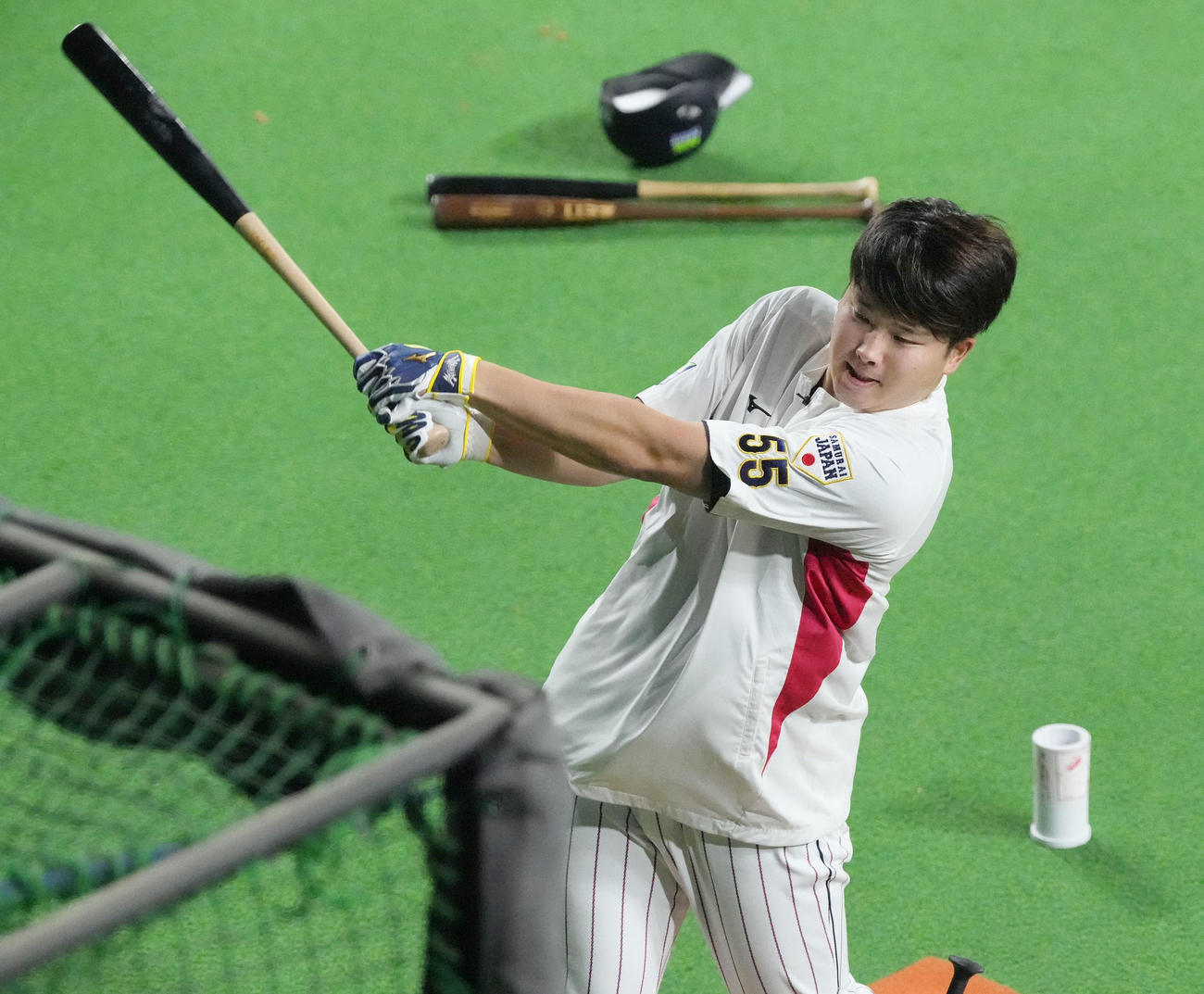 打撃練習する村上