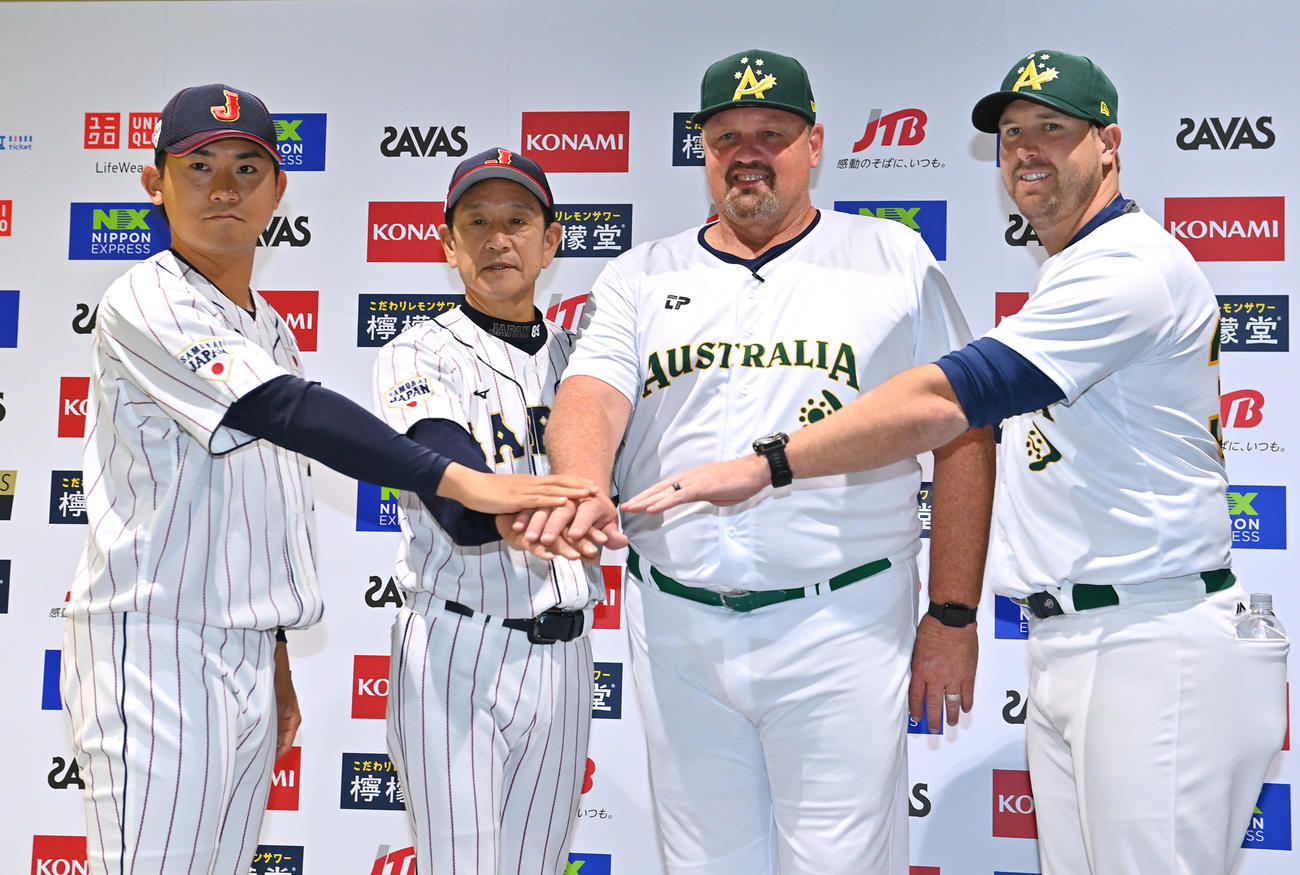 侍ジャパンシリーズ2022　日本対オーストラリア　記者会見でお互いの健闘を誓う左から日本代表今永、栗山監督、オーストラリア代表デービット・ニールソン監督、ワーウィック・ソーポルド