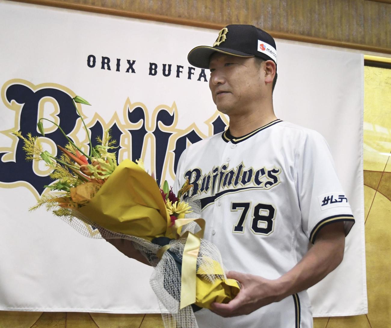 正力松太郎賞を受賞し、花束を受け取るオリックスの中嶋監督
