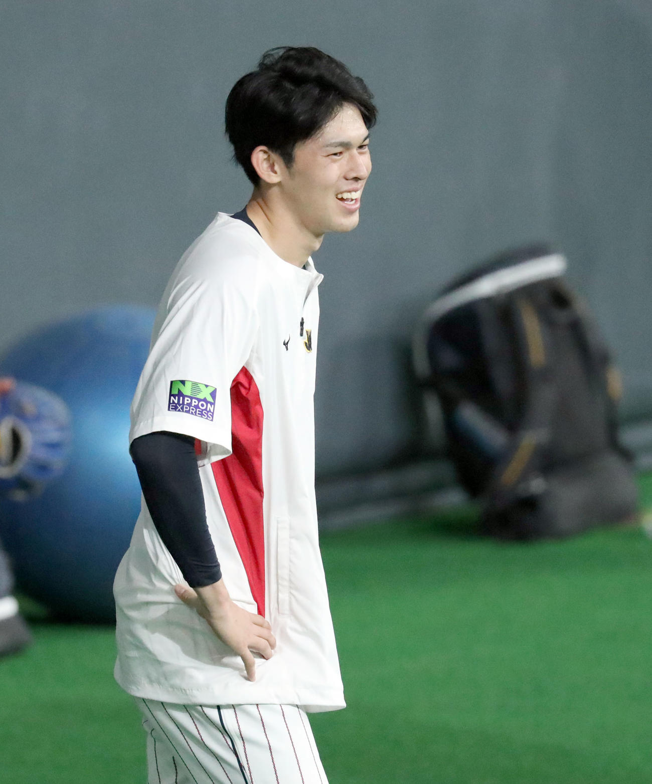 笑顔を見せる侍ジャパン佐々木朗（撮影・佐藤翔太）