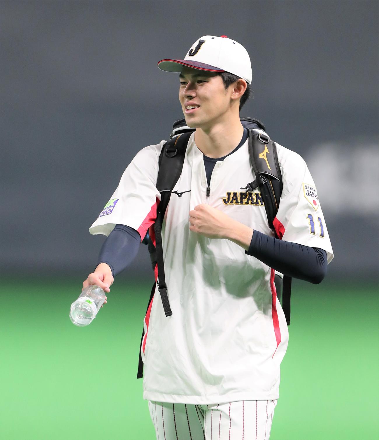 侍ジャパンシリーズ2022　日本対オーストラリア　公式練習　練習を終え笑顔で引き揚げる佐々木朗（撮影・黒川智章）