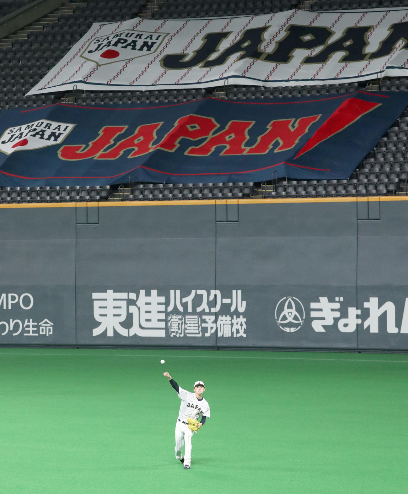 「JAPAN」と書かれた横断幕を背にキャッチボールをする侍ジャパン佐々木朗（撮影・佐藤翔太）