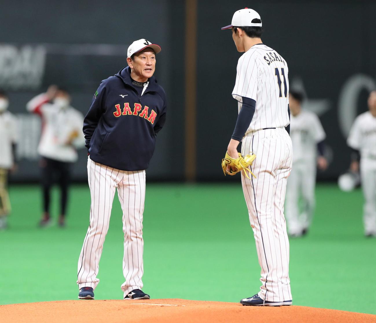 侍ジャパンシリーズ2022　日本対オーストラリア　公式練習　マウンドで佐々木朗（右）と栗山監督（撮影・黒川智章）