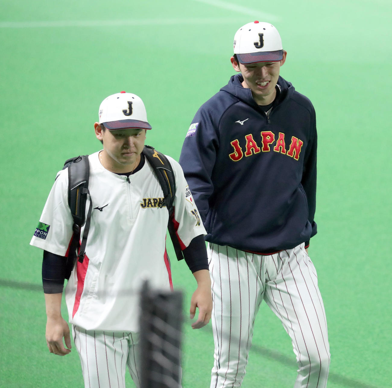 会話する侍ジャパン宮城（左手前）と佐々木朗（撮影・佐藤翔太）
