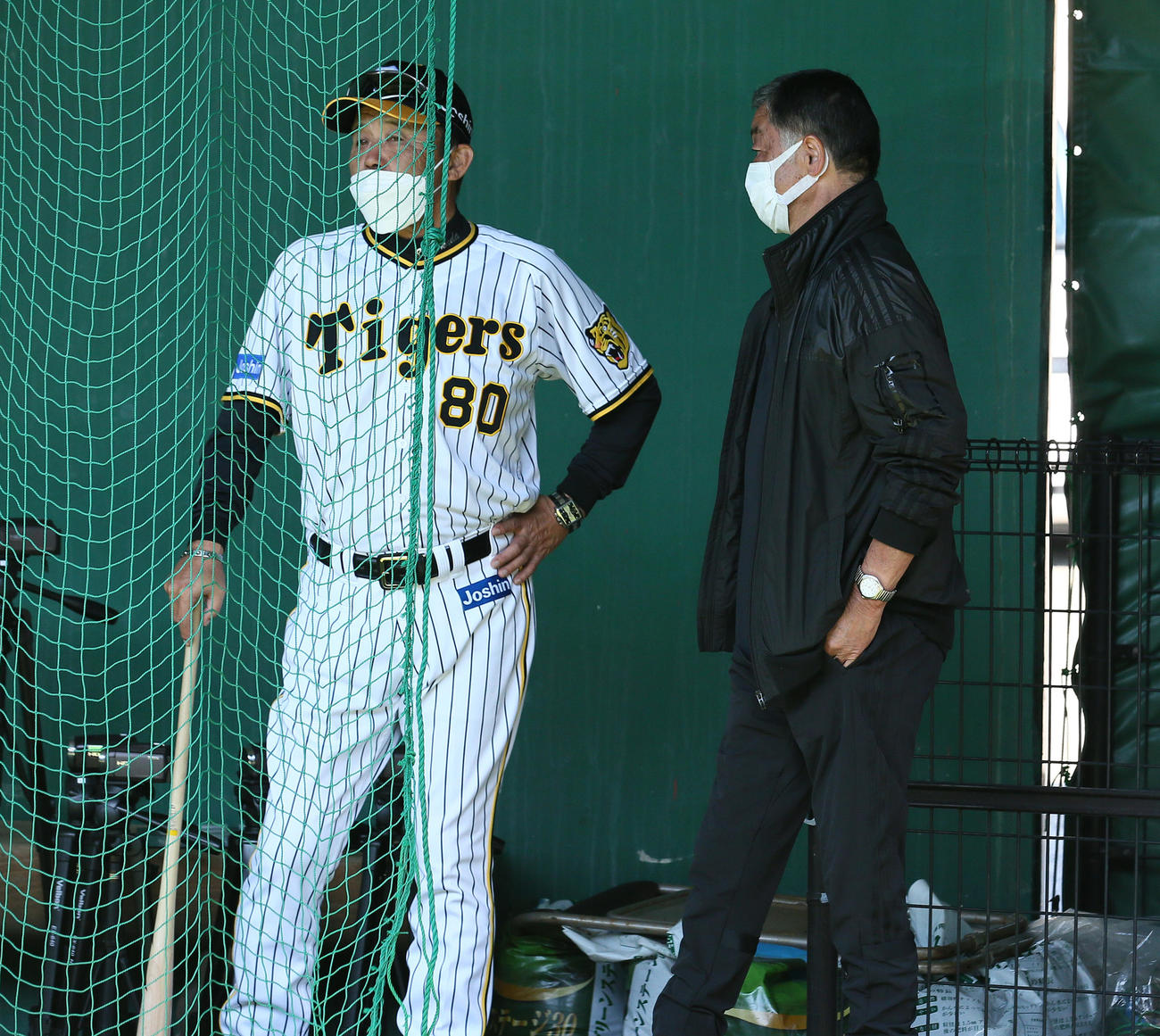 ブルペンで岡田監督（左）と話す川藤OB会長（撮影・上山淳一）
