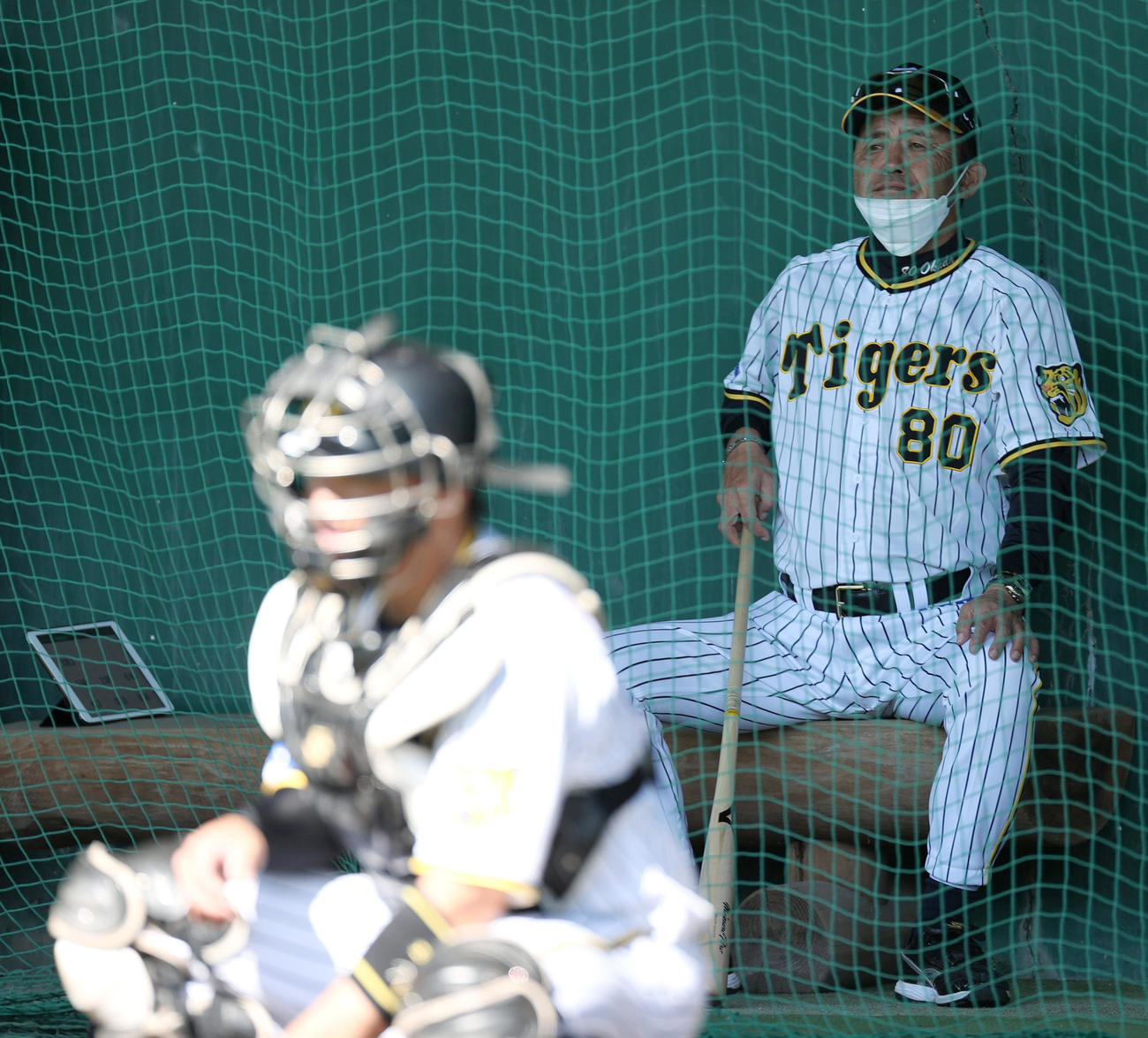 ブルペンで投手陣をチェックする岡田監督（撮影・上山淳一）