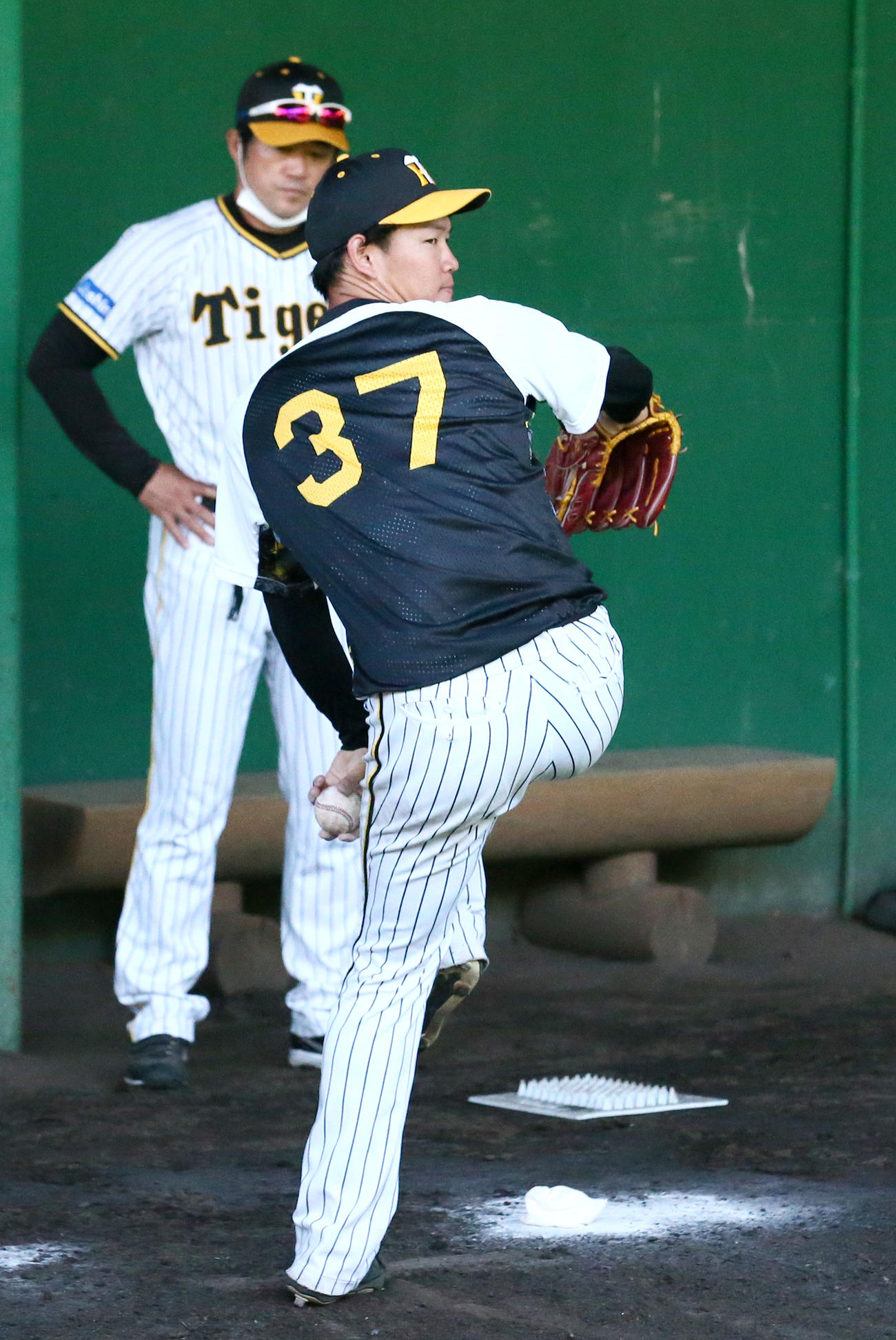 1段モーションで投球する及川（撮影・上山淳一）