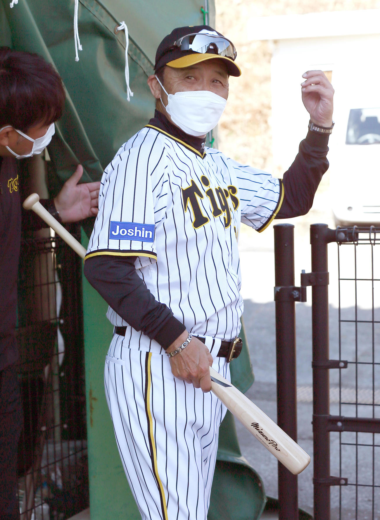 ブルペンで投手陣をチェックし移動する岡田監督（撮影・上山淳一）