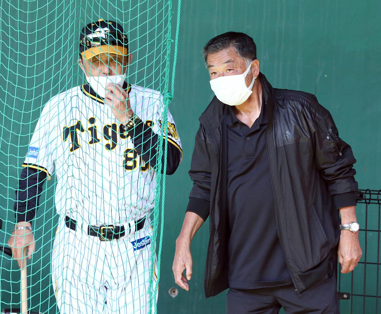 ブルペンで岡田監督（左）と話す川藤OB会長（撮影・上山淳一）