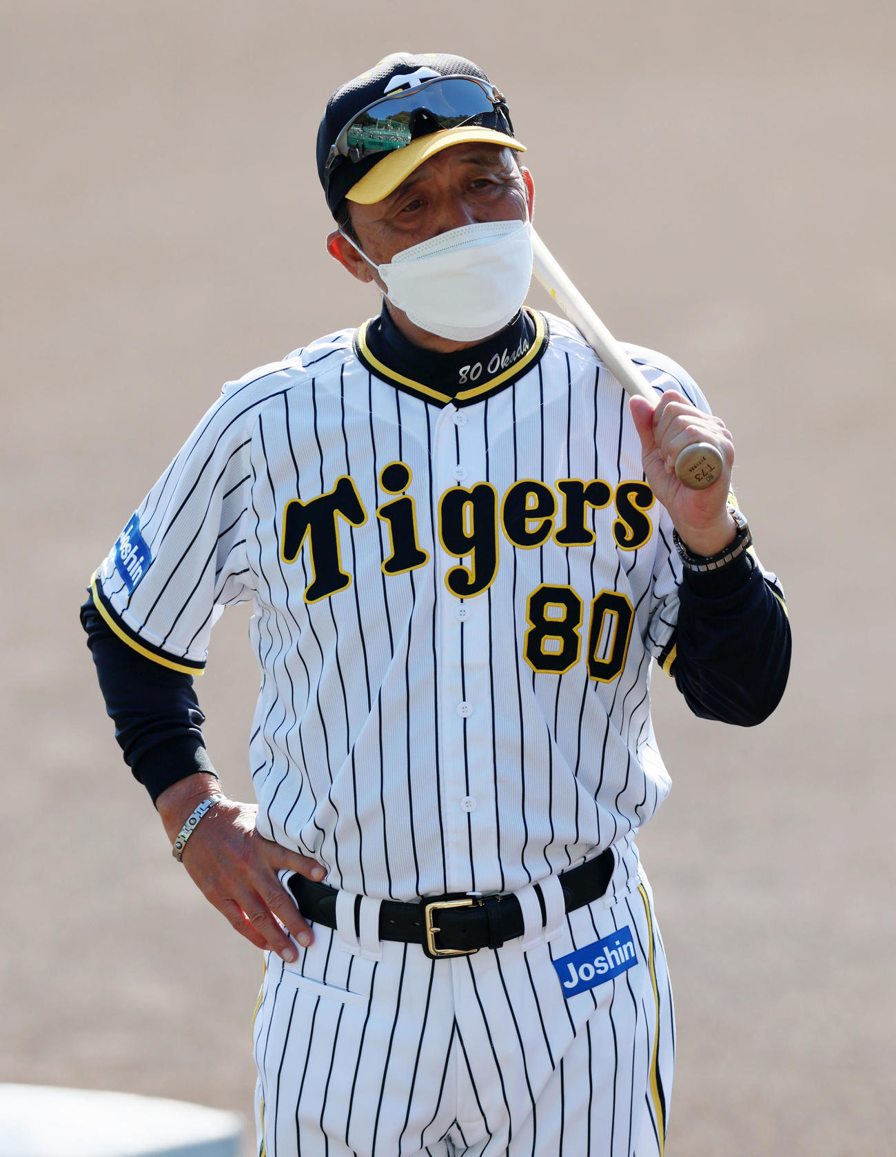 バットを肩に担いで練習を見守る岡田監督（撮影・加藤哉）