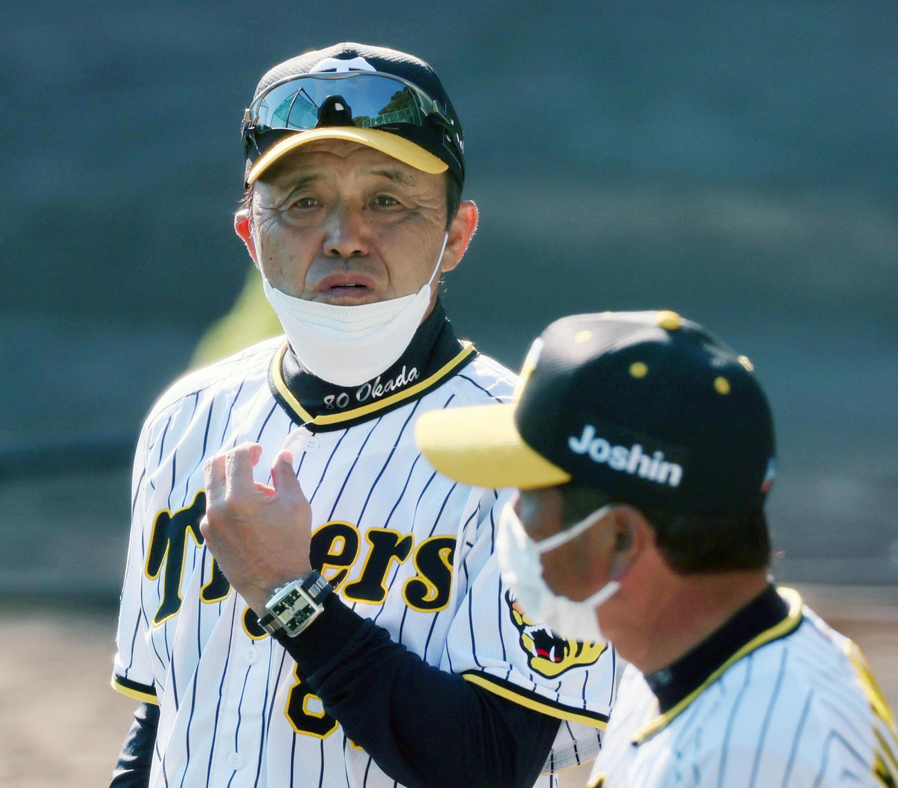 打撃練習を見守る岡田監督。右は水口コーチ（撮影・加藤哉）