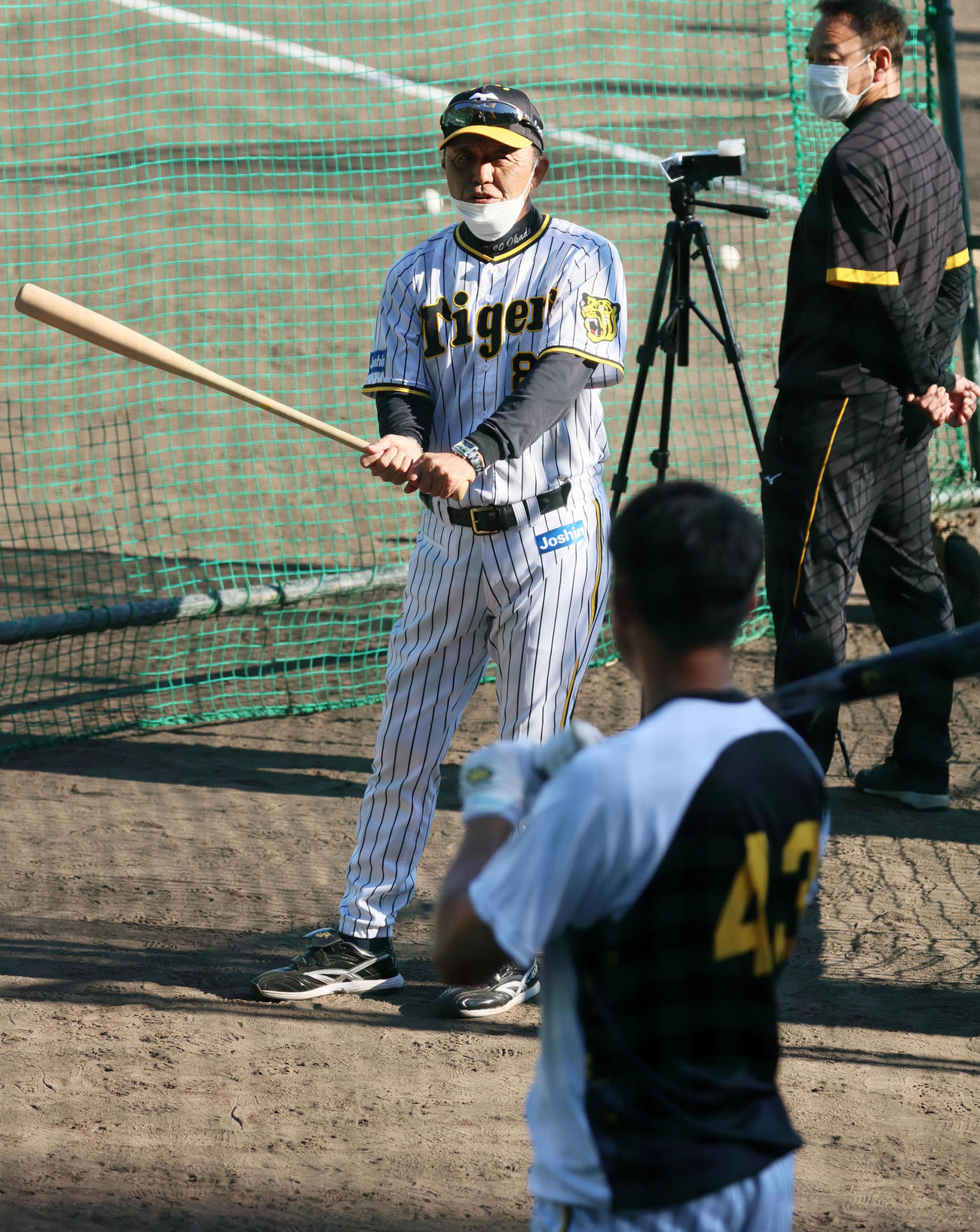 岡田監督は高浜にアドバイスを送る（撮影・加藤哉）