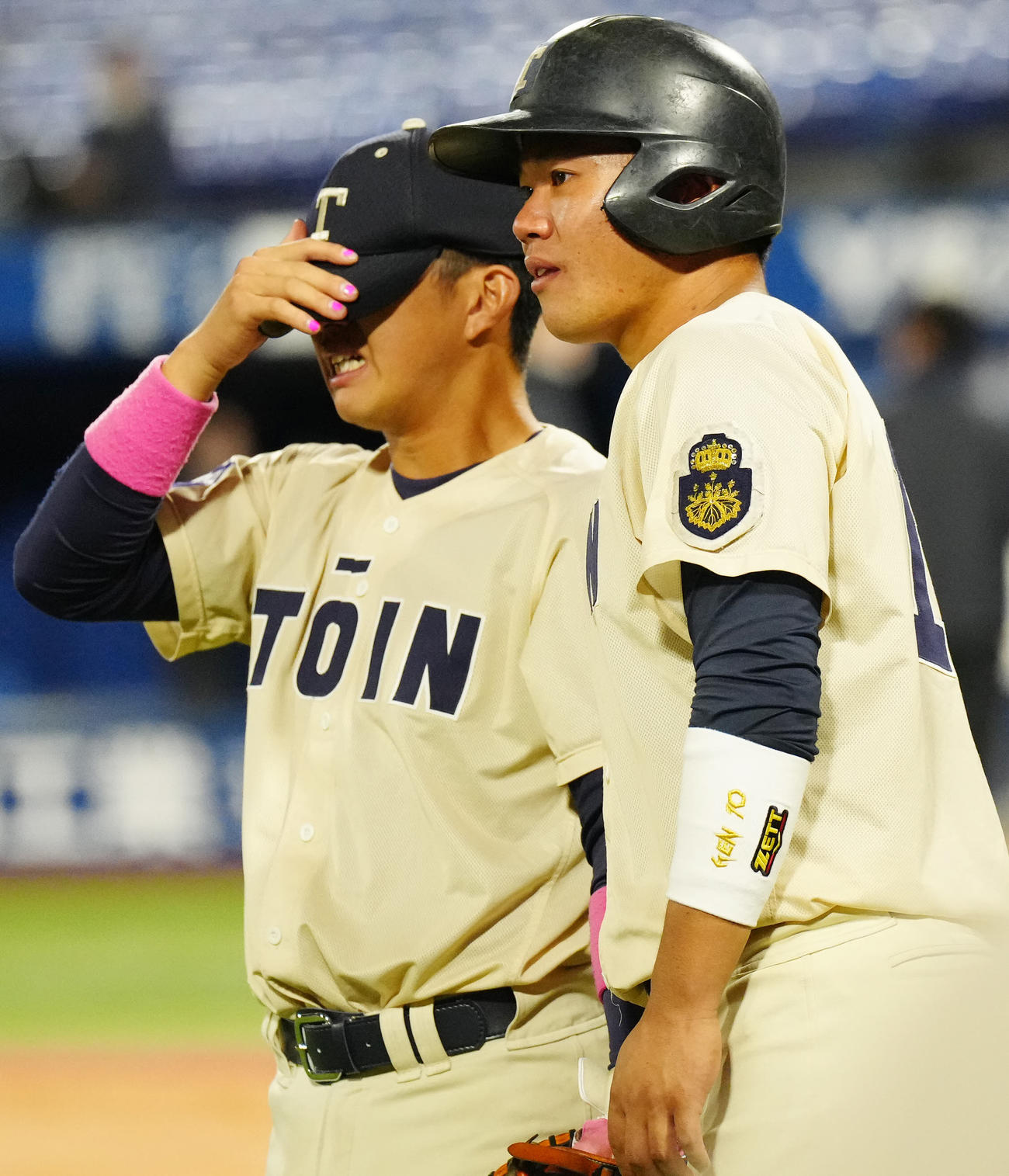 桐蔭横浜大対創価大　試合後、涙するチームメートに声をかける桐蔭横浜大・吉田賢（撮影・江口和貴）