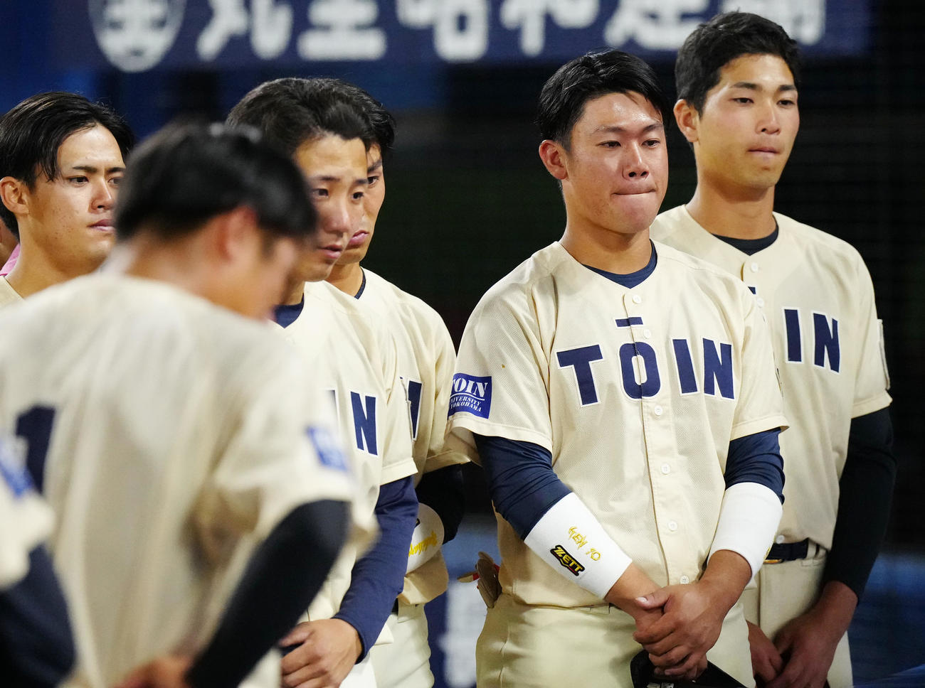 桐蔭横浜大対創価大　試合後のミーティングに臨む吉田賢（右から2人目）ら桐蔭横浜大の選手たち（撮影・江口和貴）