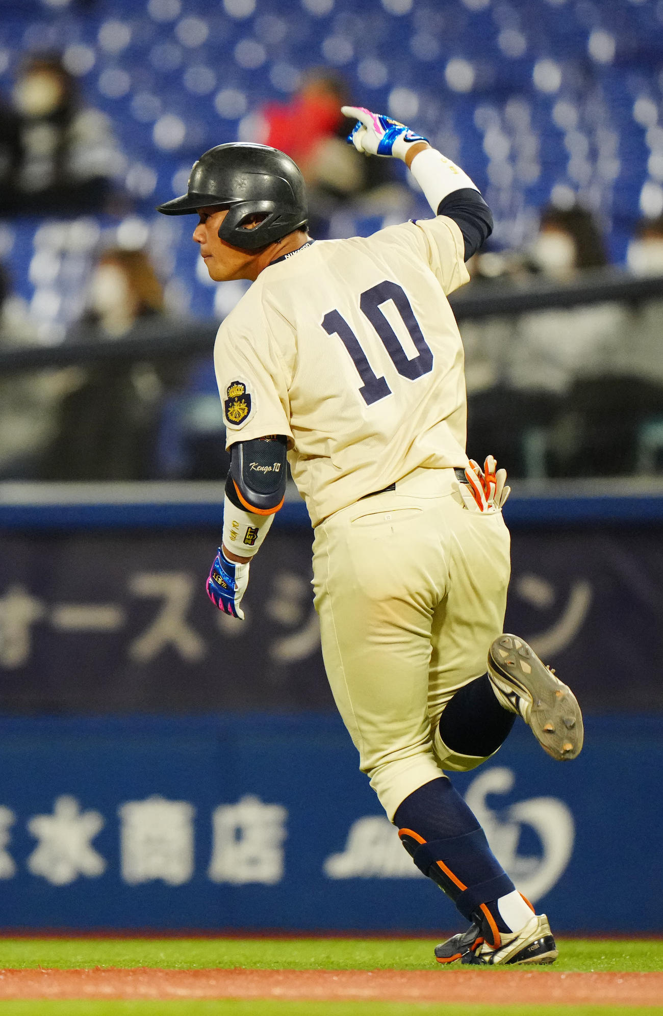桐蔭横浜大対創価大　9回裏桐蔭横浜大1死、左越えソロ本塁打を放った吉田賢（撮影・江口和貴）