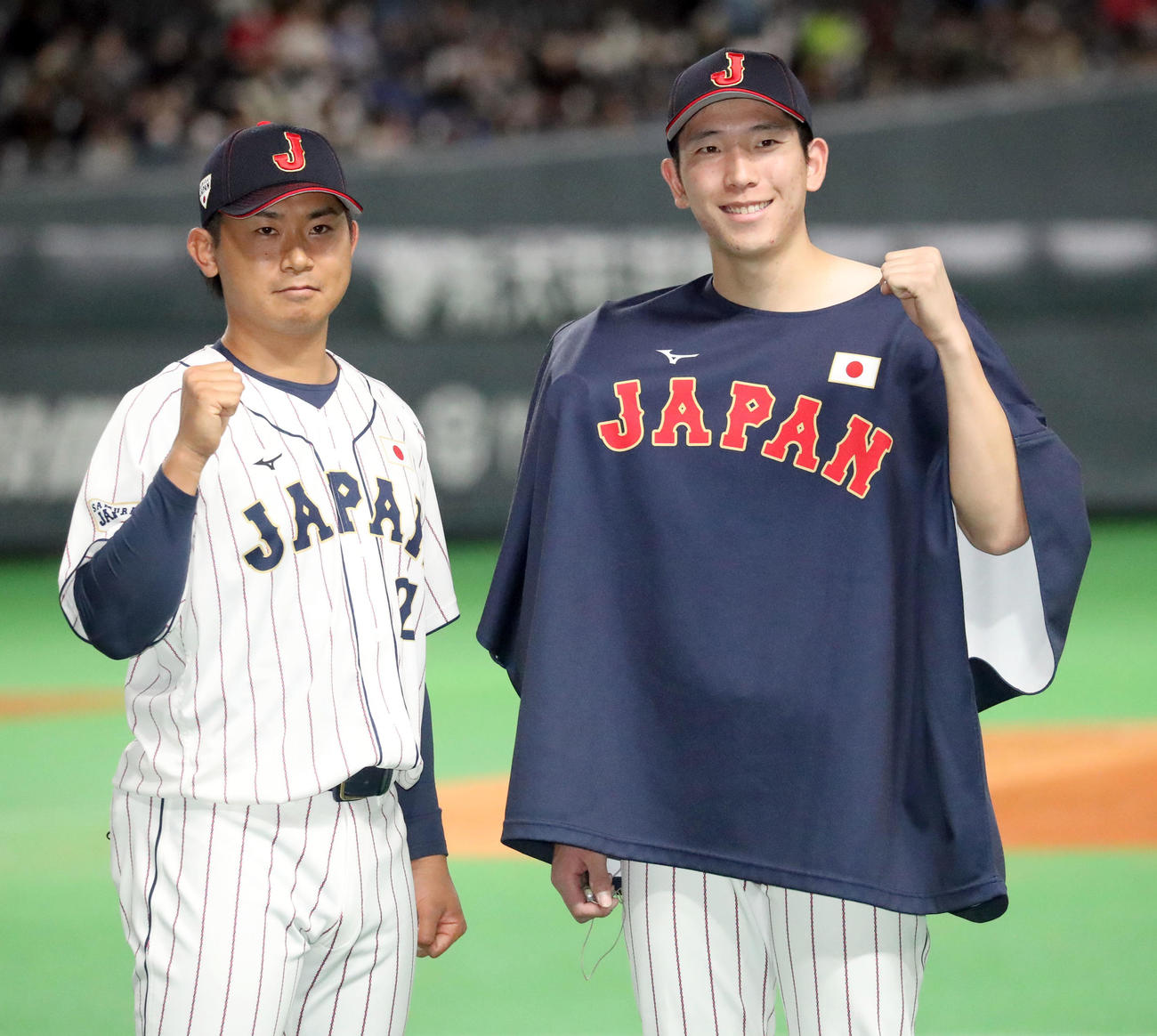 日本対オーストラリア　試合終了後、記念撮影に応じる今永（左）と戸郷（撮影・佐藤翔太）