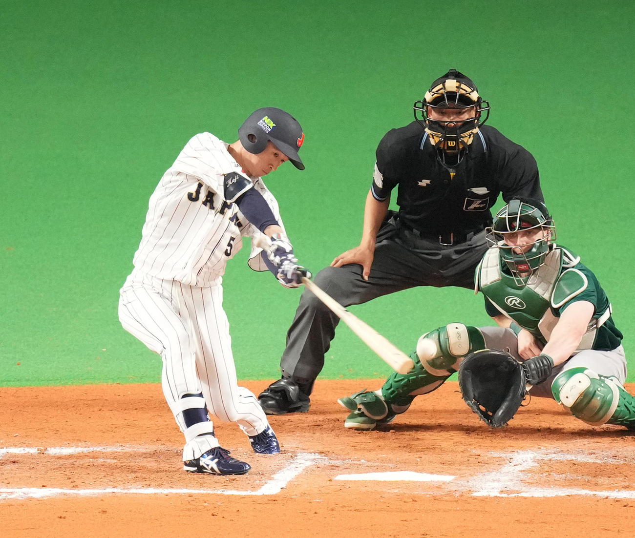 日本対オーストラリア　6回裏日本無死1死二、三塁、左2点適時打を放つ近本（撮影・菅敏）