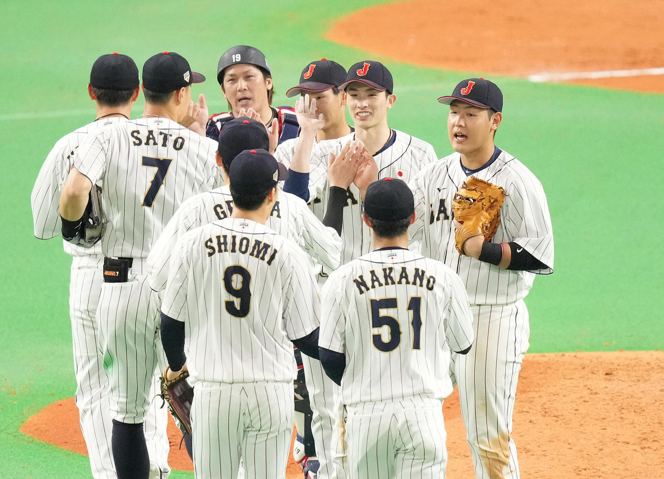 日本対オーストラリア　オーストラリアに勝利し、喜ぶ岡本和（右）ら日本代表の選手たち（撮影・菅敏）