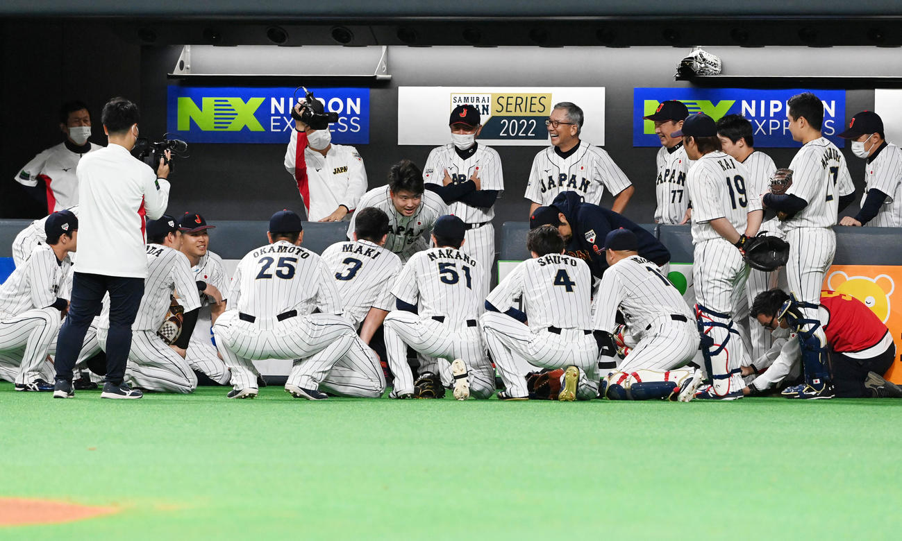 日本対オーストラリア　試合前の円陣でげきを飛ばす村上（撮影・前岡正明）