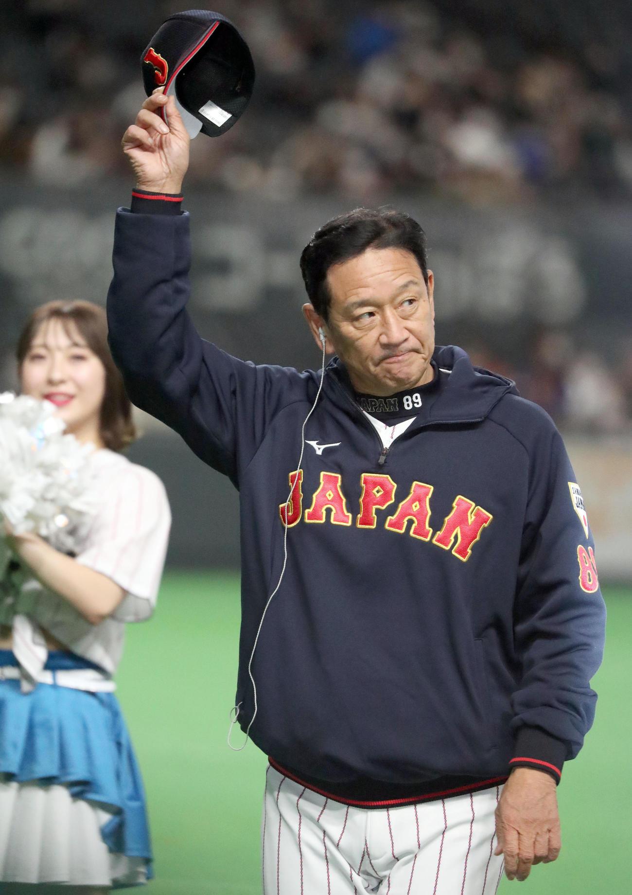 日本対オーストラリア　ファンの声援に応えながら引き揚げる栗山監督（撮影・佐藤翔太）