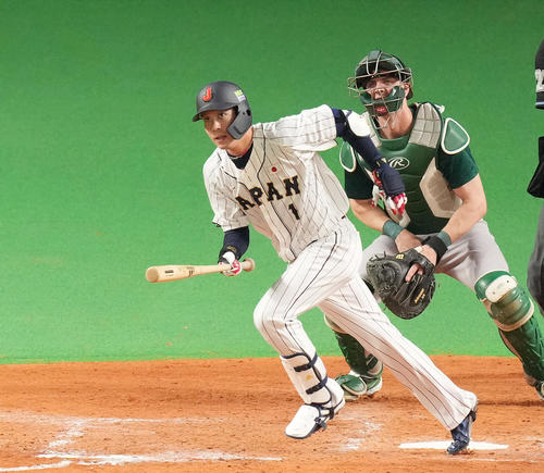 日本対オーストラリア　5回裏日本2死、右前打を放つ山田（撮影・菅敏）