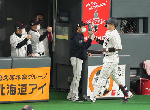 日本対オーストラリア　5回裏日本2死一塁、右越えに2点本塁打を放ち、栗山監督（右から2人目）に迎えられる村上（右端）（撮影・菅敏）