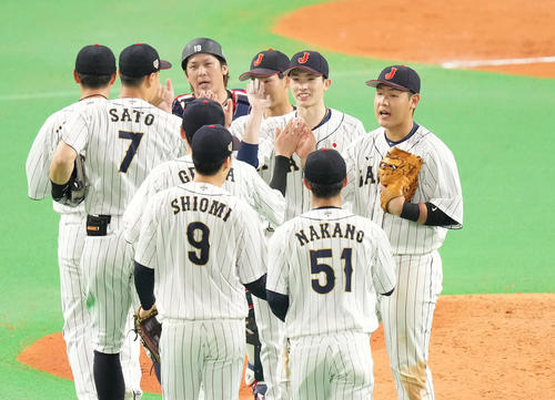 日本対オーストラリア　オーストラリアに勝利し、喜ぶ岡本和（右）ら日本代表の選手たち（撮影・菅敏）