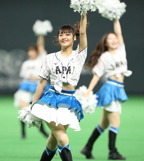 日本対オーストラリア　試合前、ダンスで会場を盛り上げるファイターズガールの工藤彩音さん（撮影・佐藤翔太）