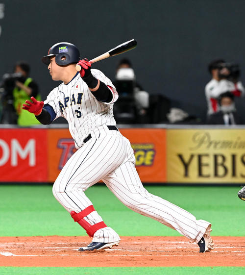 日本対オーストラリア　2回裏日本1死二、三塁、岡本和は中前2点適時打を放つ（撮影・前岡正明）