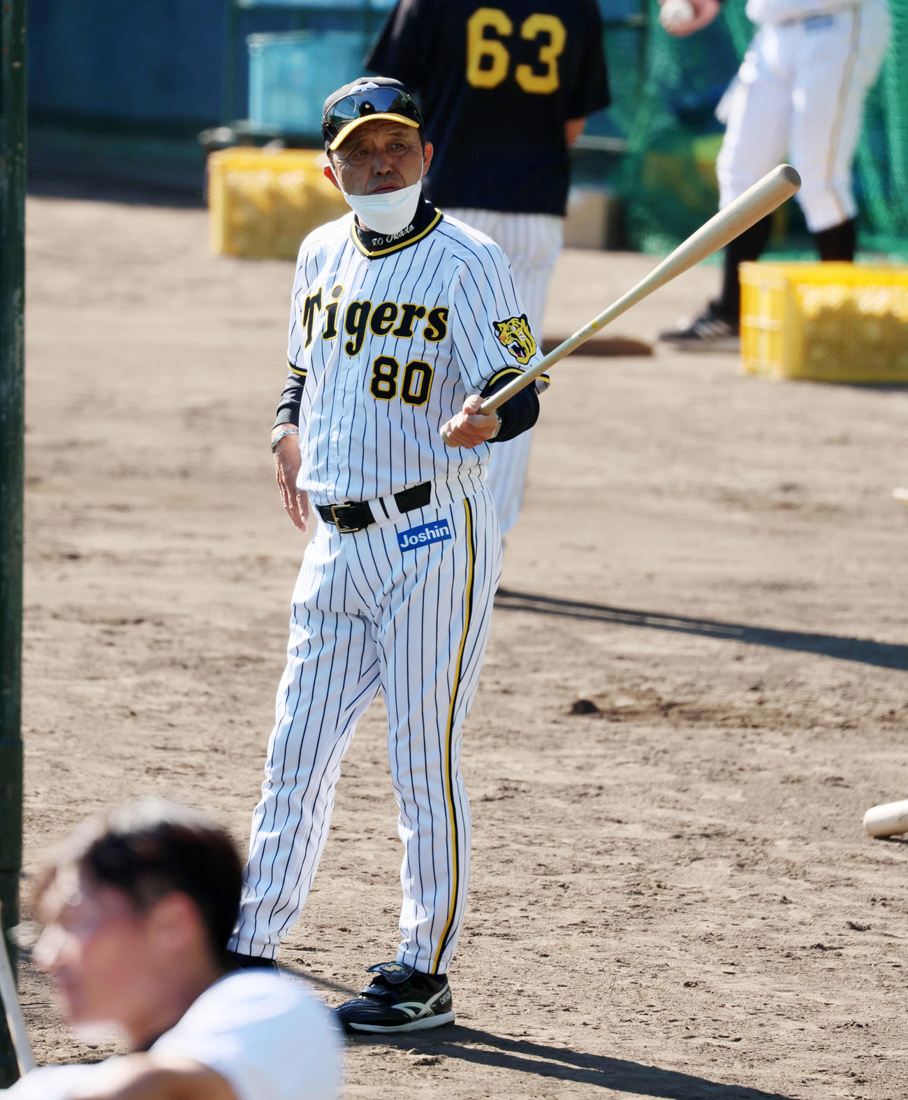 打撃練習を見守る岡田監督（撮影・加藤哉）