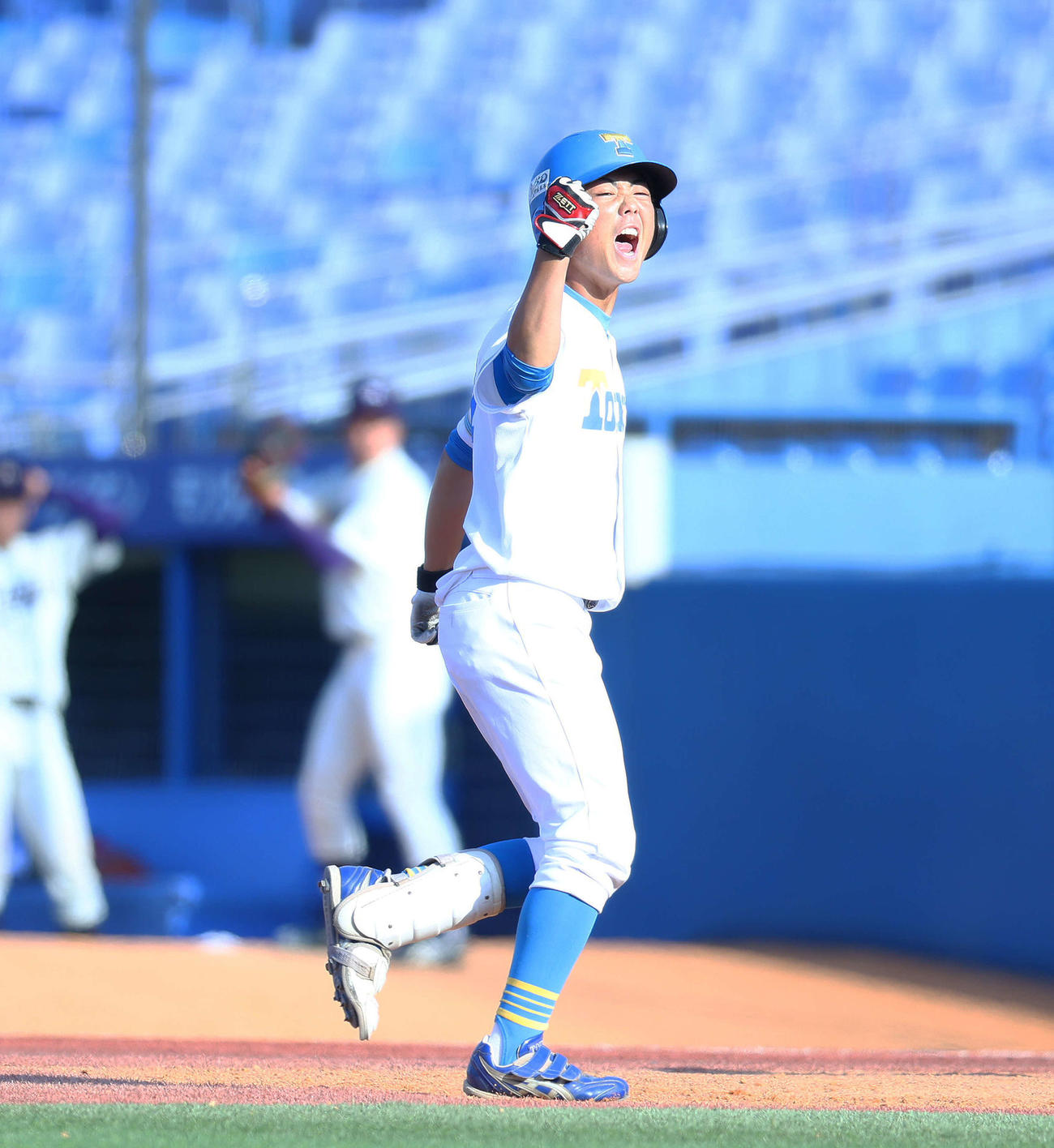 東大対明大　4回表東大2死二塁、左前適時打で出塁しベンチに向かいガッツポーズする東大・西前（撮影・河田真司）