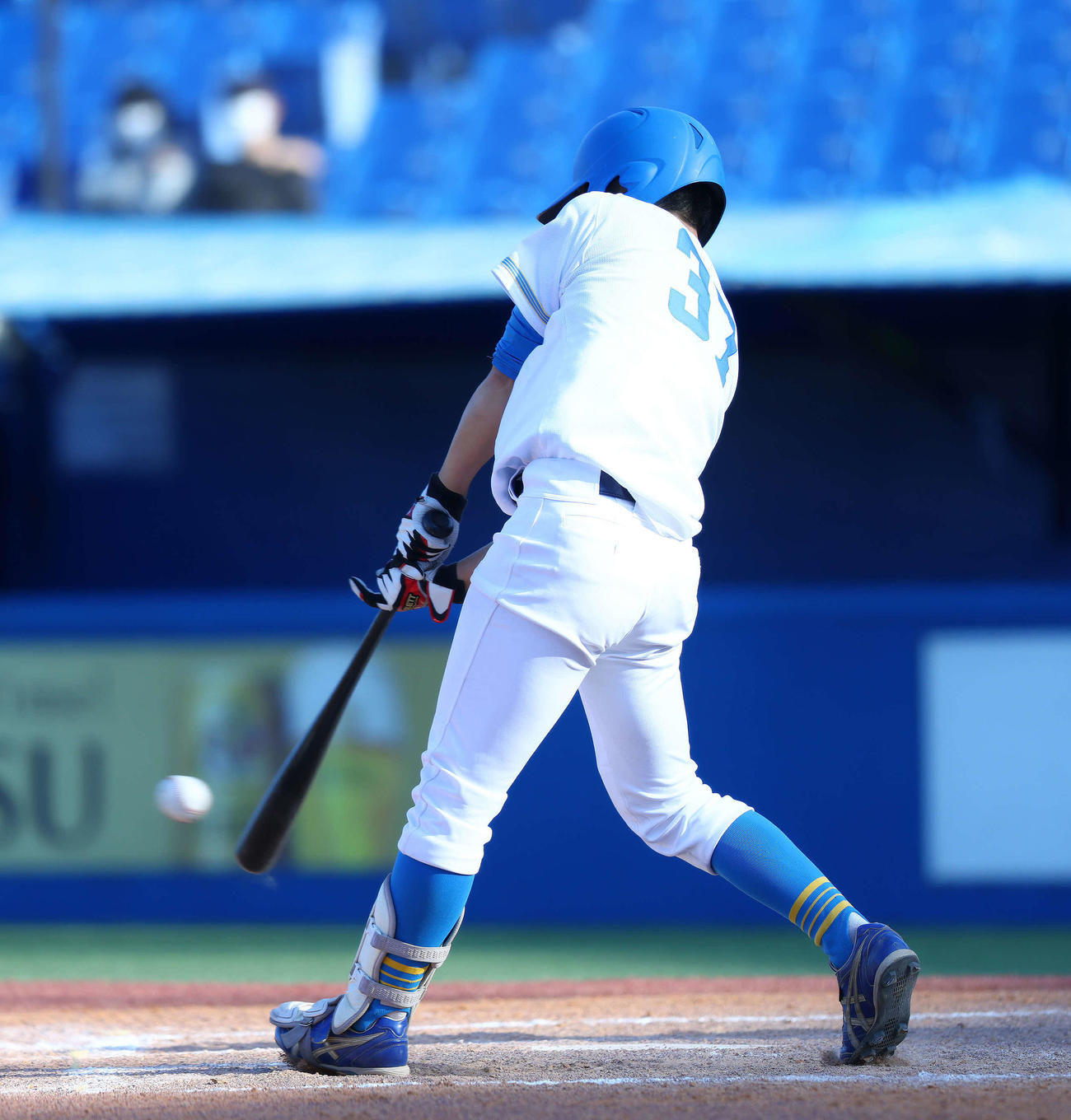東大対明大　4回表東大2死二塁、左前適時打を放つ東大・西前（撮影・河田真司）